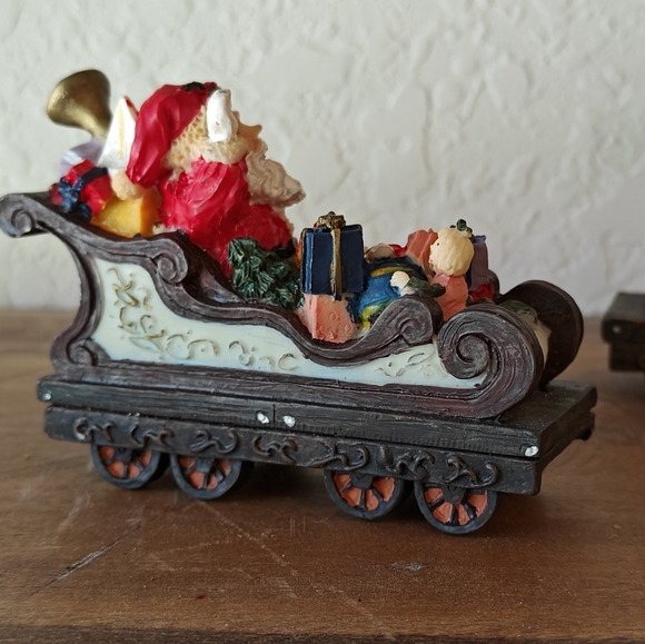 1998 2 Piece Resin Santa with Toys in Sleigh and Pile of Wood Logs Train - Picture 4 of 14